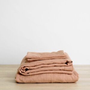 CULTIVER Linen Sheet Set (King) With Pillowcases (Standard) in Fawn color